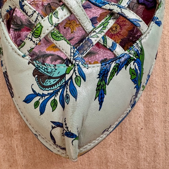 Irregular Choice green/blue flower design leather  kitten heel strap shoes.EU:40 - Picture 3 of 6